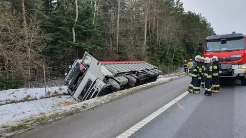 Ciężarówka zjechała do rowu na S7