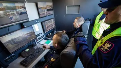 Dyżurni Mobilnego Centrum Monitoringu zauważyli nieodpowiedzialną zabawę ojca z synem na torowisku