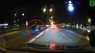 Trzy osoby przechodziły przez barierkę 