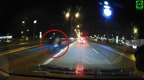 Trzy osoby przechodziły przez barierkę 