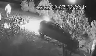 Mężczyzna rzucił koktajlem mołotowa w samochód