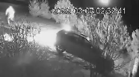 Mężczyzna rzucił koktajlem mołotowa w samochód