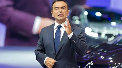 Przed procesem uciekł w pudle na instrumenty. Teraz żąda miliarda dolarów