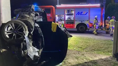 Auto wypadło z drogi, zatrzymało się na ogrodzeniu