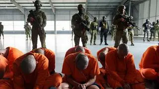 Pierwszy transport do megawięzienia. Wśród "najbardziej niebezpiecznych" były wiceprezydent