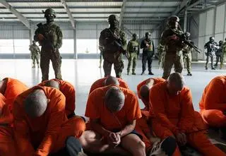 Pierwszy transport do megawięzienia. Wśród "najbardziej niebezpiecznych" były wiceprezydent