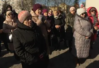 Gdy na początku marca ksiądz był w prokuraturze, przed budynkiem zebrała się grupa wspierających go osób (3.03.2025)