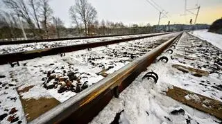 Ślady naprawy powstałego w wyniku dywersji uszkodzenia na linii kolejowej nr 7 Warszawa-Lublin w okolicach stacji Mika