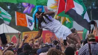 Bobby Vylan z duetu Bob Vylan podczas występu na festiwalu w Glastonbury