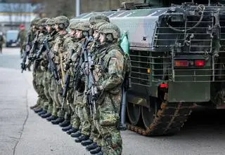 Lider lewicy radzi młodym mężczyznom, jak uniknąć poboru do wojska