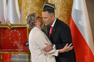 Karol Nawrocki z mamą, Elżbietą 