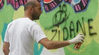 Zinedine Zidane podpisuje się sprayem na ścianie na warszawskiej Pradze w czerwcu 2008 roku