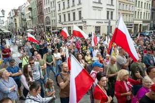  Uczestnicy pikiety przeciwko imigracji w Toruniu