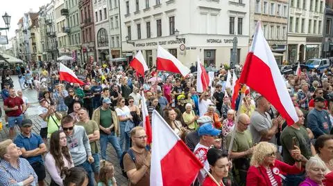  Uczestnicy pikiety przeciwko imigracji w Toruniu