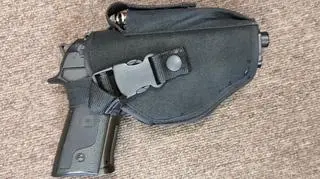 Zabezpieczony pistolet okazał się wiatrówką przypominającą replikę znanej marki broni