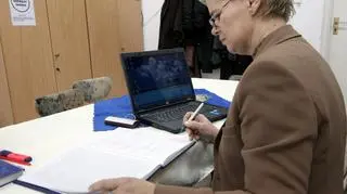 Kilkanaście lat temu e-dzienniki były nowinką technologiczną, teraz korzystają z nich tysiące szkół. Te papierowe odchodzą do lamusa