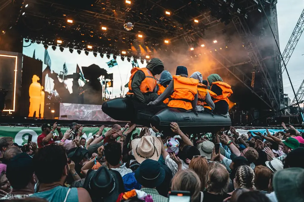 Ponton Banksy'ego na Glastonbury