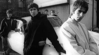 Oasis w 1993 roku. Na zdjęciu od lewej do prawej: Paul McGuigan, Noel Gallagher, Tony McCarroll, Liam Gallagher i Paul Arthurs.