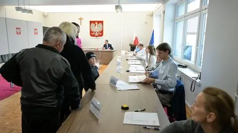 Głosowanie w lokalu wyborczym w Głuchowie koło Rawy Mazowieckiej