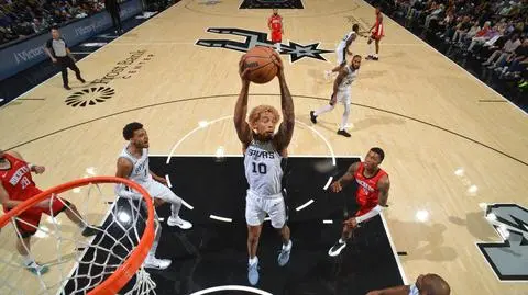 Dobry mecz Sochana. Pierwsza wygrana w sezonie Spurs