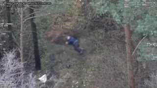 Wyszedł na spacer, noc musiał spędzić w lesie, wypatrzyli go ze śmigłowca