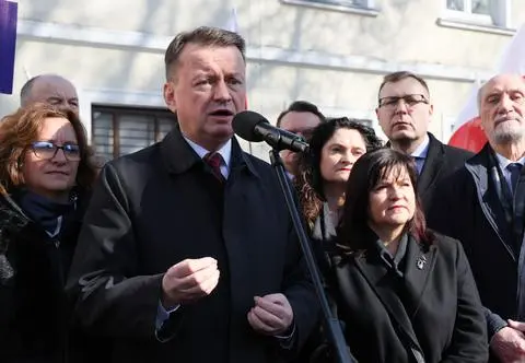 Mariusz Błaszczak usłyszał zarzuty. Chodzi o sprawę ujawnienia planów obronnych Polski
