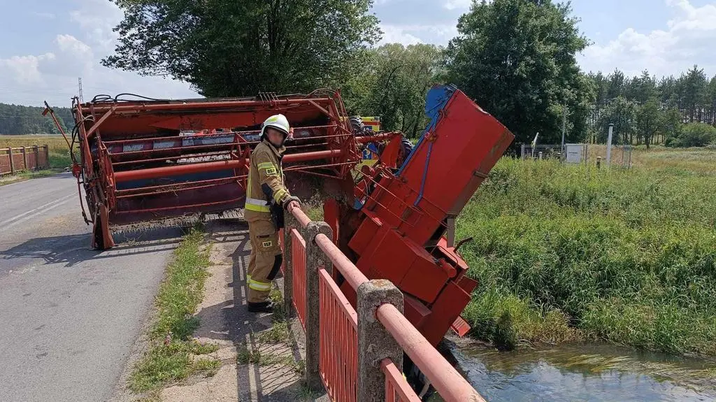 Kombajn wpadł do rzeki