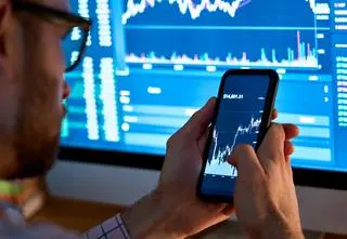 Krypto w kłopocie, rynek podzielony, Komisja Nadzoru Finansowego oburzona 