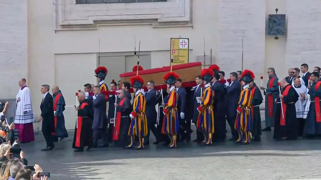 Ceremonia przeniesienia trumny z ciałem papieża