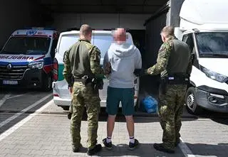 "Nie wykonywał poleceń załogi, zachowywał się agresywnie i uderzał pięścią w fotele"