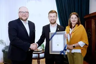 Marek Grzywna (w środku) znalazł się wśród 50 najlepszych nauczycieli na świecie w międzynarodowym konkursie Global Teacher Prize 2025