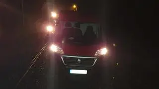 Pociąg zatrzymał się tuż za busem
