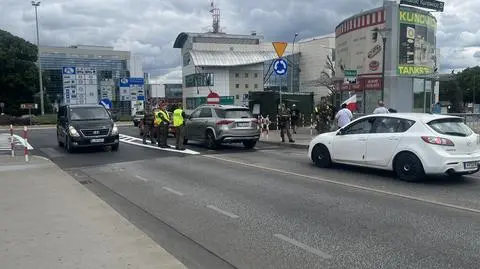 Kolejka na moście w Słubicach, strażnicy legitymują kierowców