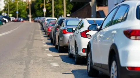 parking parkowanie ulica samochod samochody shutterstock_2505232925