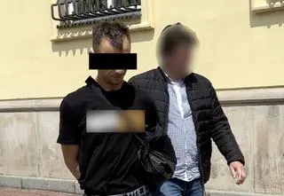 W kopercie czekały karty i dane do kont bankowych