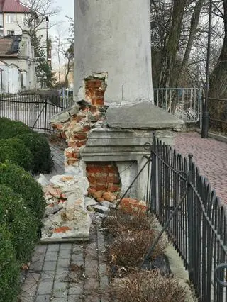 Kolumna jest w opłakanym stanie (zdjęcie sprzed zabrania figury na dzwonnicę)