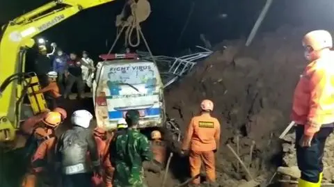 Trwała akcja ratunkowa po jednym, zeszło kolejne. Osuwiska zabiły 11 osób, uwięziły karetkę