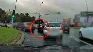 Kobieta wyrzuciła niedopałek, stojąc na światłach 