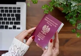 Podróż zakończyli, zanim ją zaczęli. Z powodu paszportów