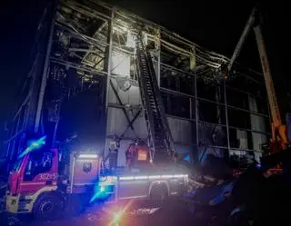 Nocne dogaszanie pożaru poddasza zakładu produkcyjnego w Kawle