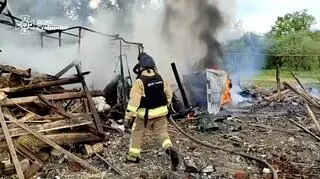 Ukraińskie służby ratownicze gasiły pożary po rosyjskim ataku rakietowym na teren przemysłowy