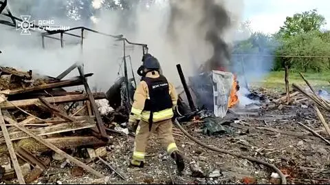 Ukraińskie służby ratownicze gasiły pożary po rosyjskim ataku rakietowym na teren przemysłowy
