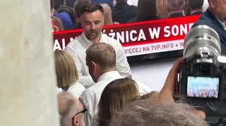 Donald Tusk opuszcza wieczór wyborczy Rafała Trzaskowskiego