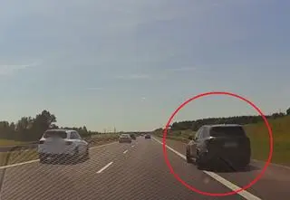 Niebezpieczne zachowanie na A1. Kierowca wyprzedzał poboczem. Nagranie