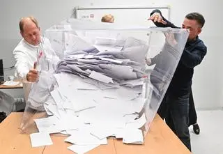 Najlepsze i najsłabsze wyniki Trzaskowskiego i Nawrockiego
