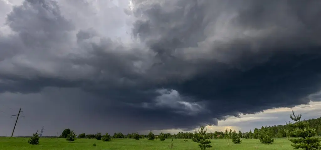 Idą burze, mogą być niebezpieczne. Jest alert RCB
