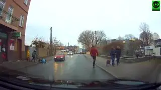 Wózek przewrócił się po tym, jak dziecko wychyliło nóżkę