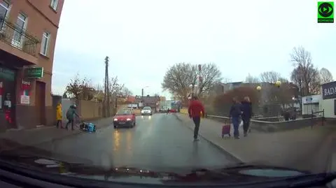 Wózek przewrócił się po tym jak dziecko wychyliło nóżkę