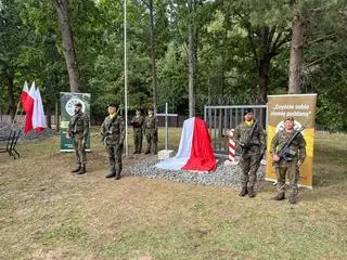 Pomnik powstał dzięki staraniom kilku organizacji 