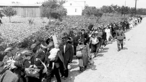 Ludność cywilna w drodze do obozu przejściowego Dulag 121 w Pruszkowie (1944)